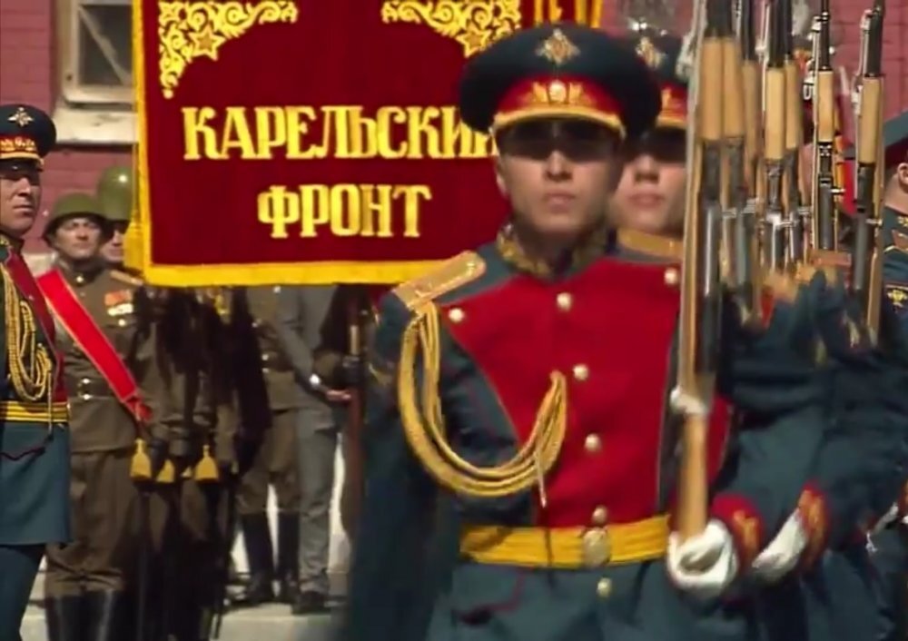 По традции, на парадах в День Победы штандарт Карельского фронта несут первым. Кадр из репортажа 1-го канала о параде на 70-летие Победы