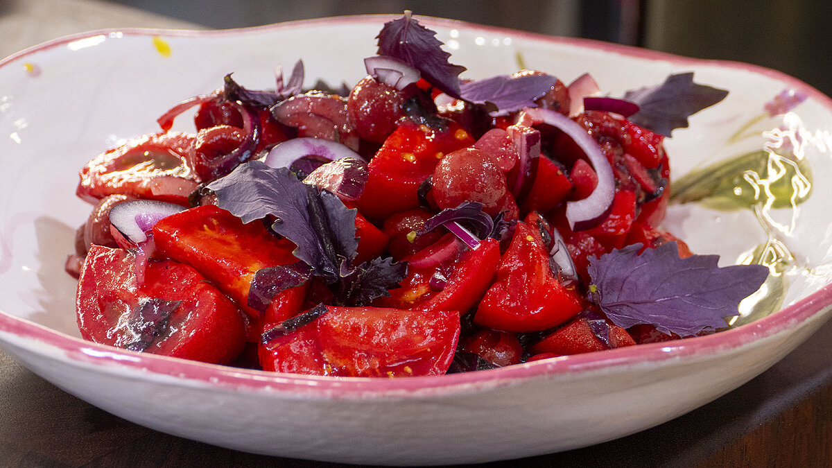 Салат из томатов и вишни