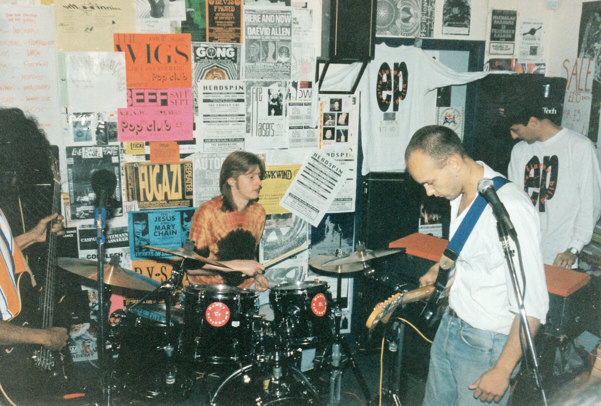 Магазин Rough Trade, Ковент-Гарден, 01.09.90. Презентация альбома «Listen». В тот же вечер группа выступила в White Horse / Sausage Machine. 