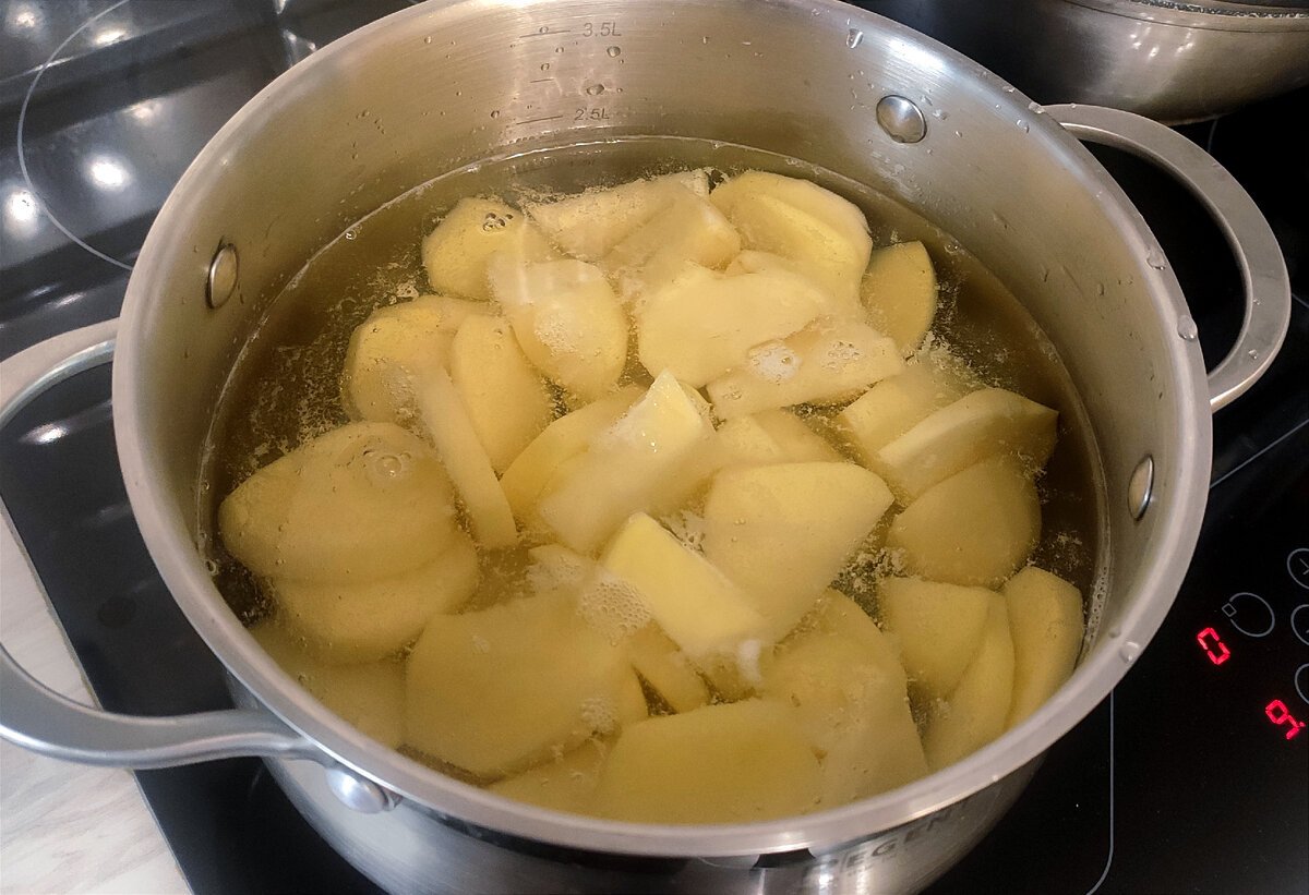 Чистим картофель, режем ломтиками, примерно 0.5см . Варим примерно 15мин. Главное успеть до разваривания. 