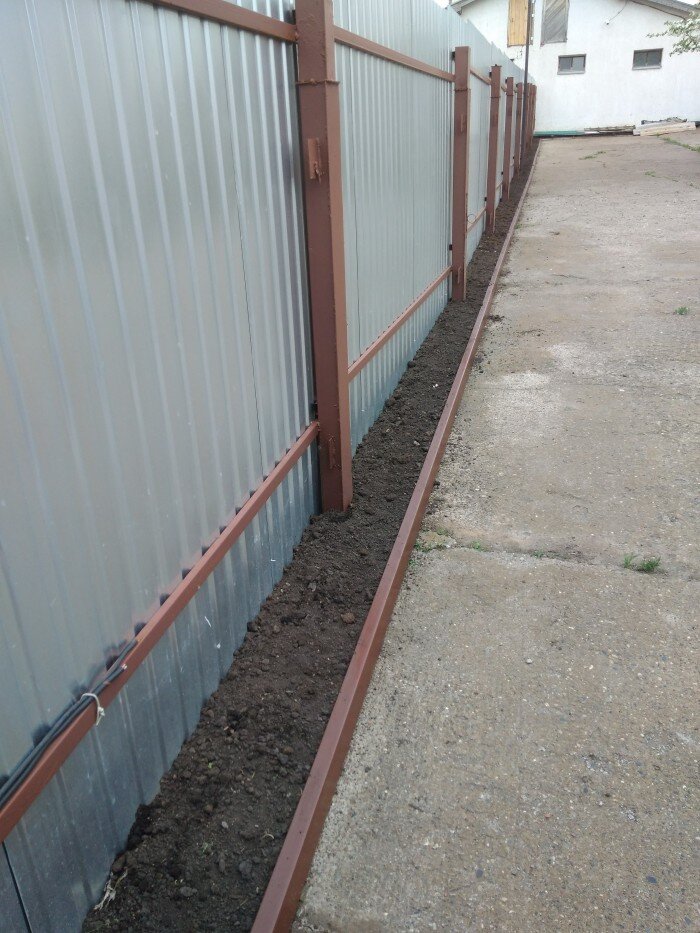 Клумба вдоль забора около 30 м.