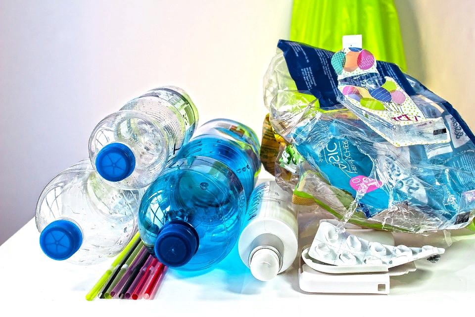 фото отсюда: https://cdn.pixabay.com/photo/2019/01/29/13/26/plastic-waste-3962409_960_720.jpg