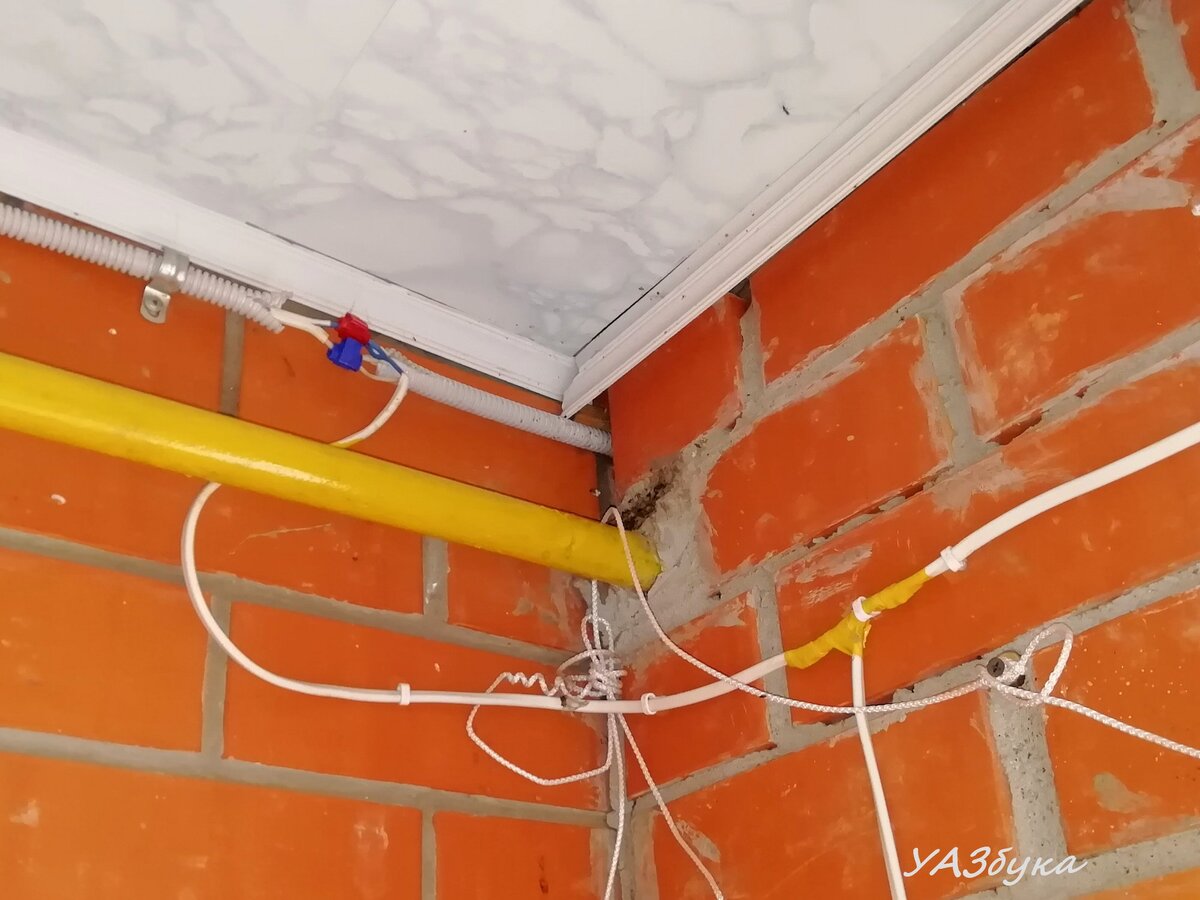 Вот так сделано наружное освещение - прямо к вводу подключены прокалывающие, негерметичные сжимы и с них провод идет на светильники