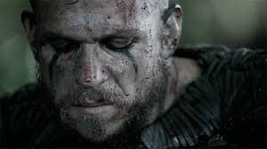 Флоки- гений кораблестроения, верный друг главного героя Рагнара Лодброка, очень харизматичный персонаж. Его очень талантливо сыграл Густаф Скасгард.