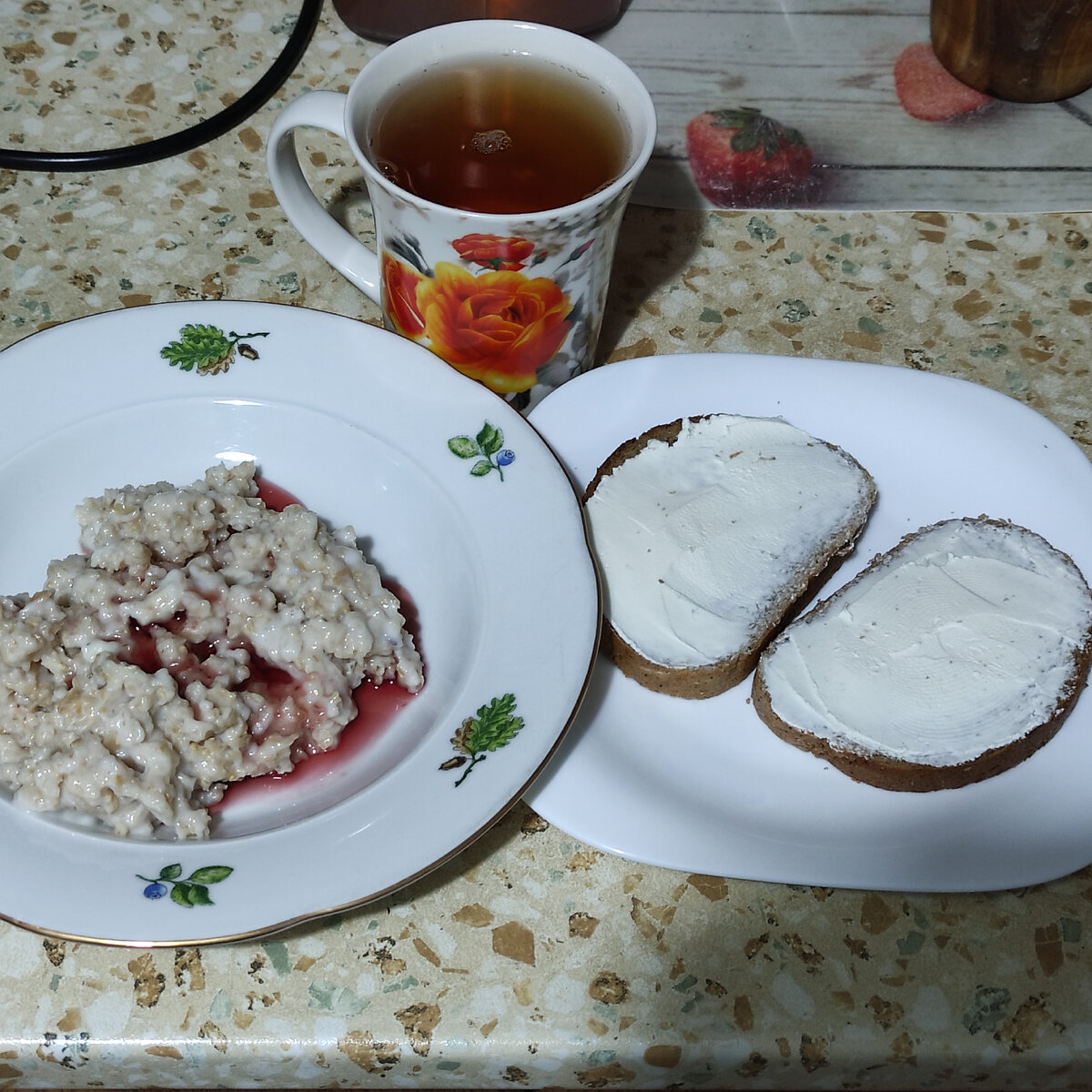 Овсяная каша на молоке и воде 50/50 с вишнёвым вареньем, бутерброды с творожным сыром и чай с сахарозаменителем. 