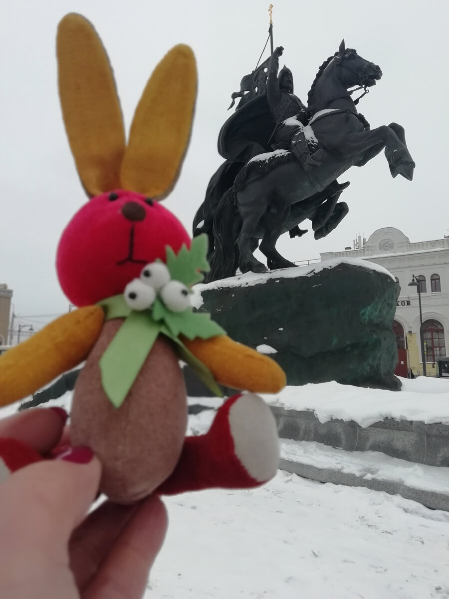 Наш Басик у памятника князьям, Владимиру Андреевичу и Дмитрию Ивановичу 