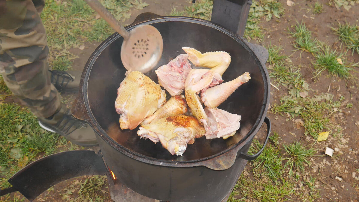 Такое блюдо хорошо готовить на большую компанию. 4 вида мяса в казане. |  СЕНЯ В ДЕЛЕ | Дзен