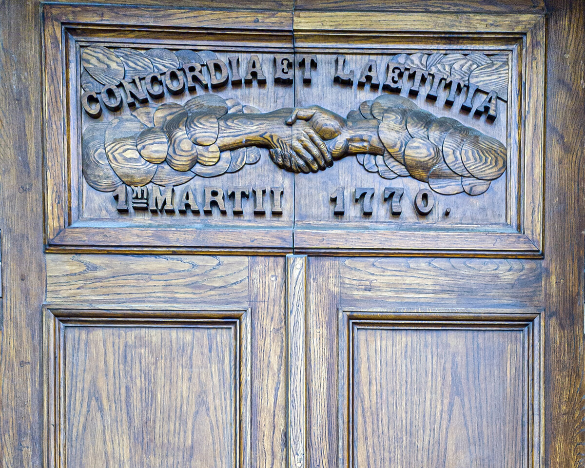 Надпись над входной дверью: „Concordia et Laetitia“- „Согласие и Веселие“, 1 марта 1770 года. Фото: В.Кононов