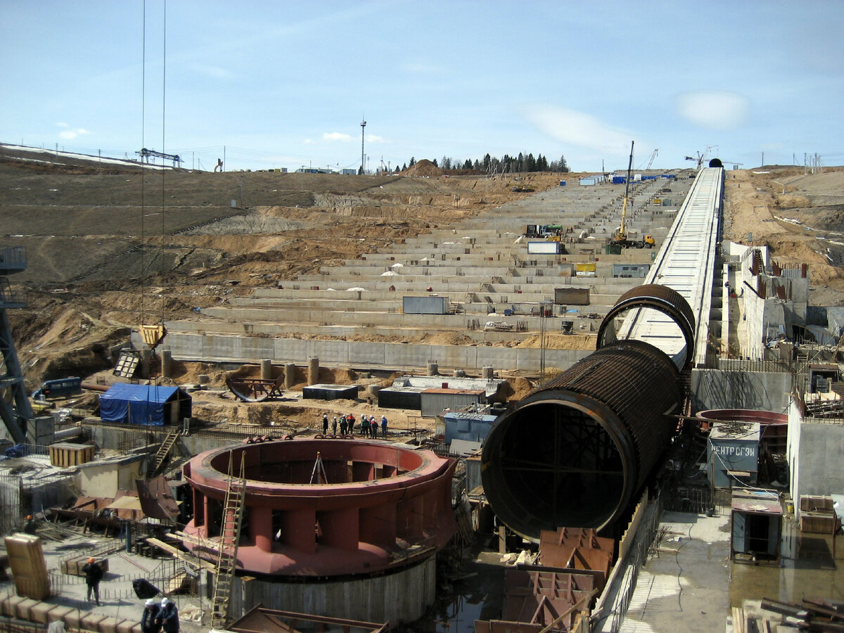 © Сайга20К / Wikimedia Commons / CC BY-SA 3.0 (Строительство Загорской ГАЭС-2 в 2011 году. Статор насосотурбины)