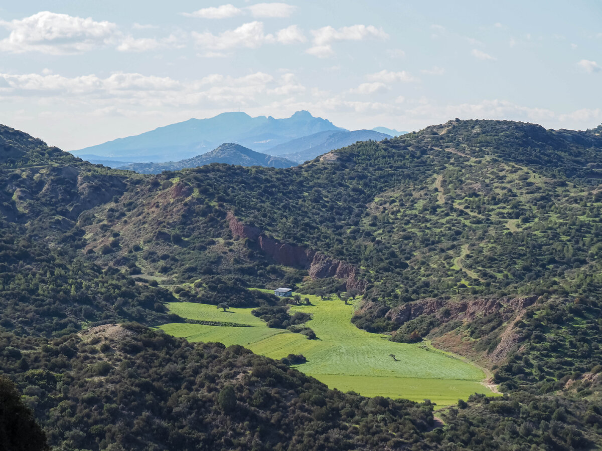 Карпасские горы в районе деревни Сипахи и Эсенкой. На горизонте уже отчётливо виден высокий Киренийский хребет