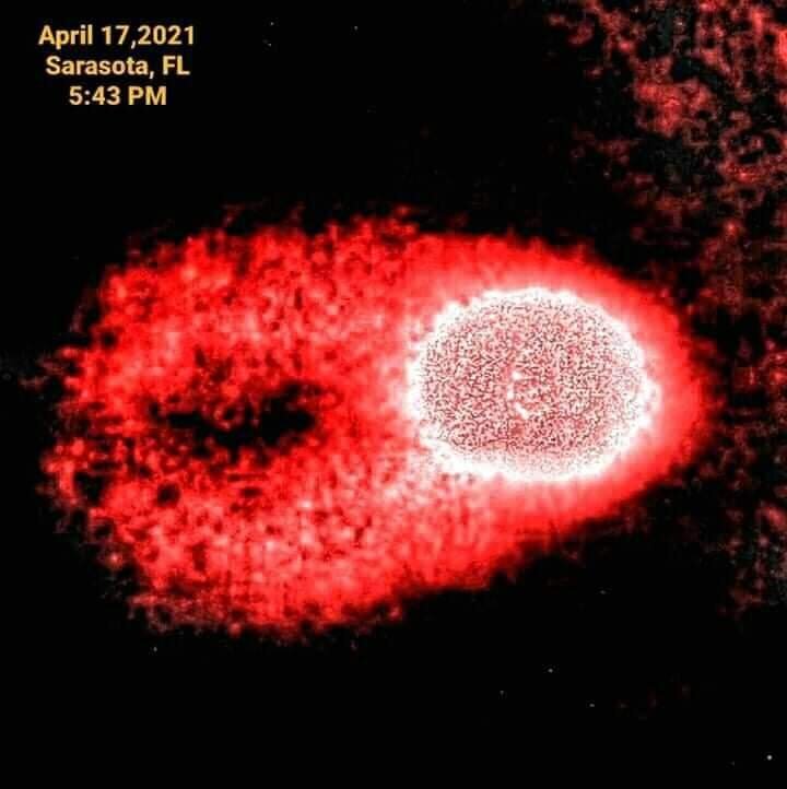 Объект Р7Х ("Красный дракон") Снимок от 17 апреля 2021 г. в инфракрасном диапазоне эл. волн. Средний диаметр темного газопылевого облака 43 тыс. км. В 2021 году этот объект приближался к орбите Марса. В настоящее время находится по ту сторону Солнца и увидеть его с Земли с помощью инфракрасного телескопа невозможно. Фотография из свободного доступа.