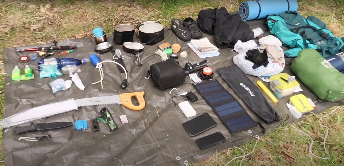 Вот такую экипировку  брал для автономного недельного похода, здесь все кроме провианта, который был уже съеден к этому моменту. Седьмой день похода.