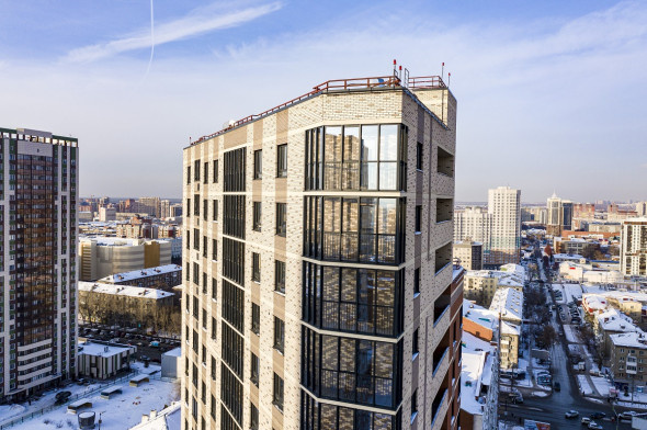 «Дом на Шамшиных» готов. Выдача ключей в конце марта. В «Доме на Шамшиных» — просторные трехкомнатные квартиры площадью 85–91 кв. м, Базовые планировки таких квартир легко трансформируются под потребности жителей, зонирование жилых и нежилых зон определяет только желания семьи. Это делает жилье адаптивным к потребностям хозяев