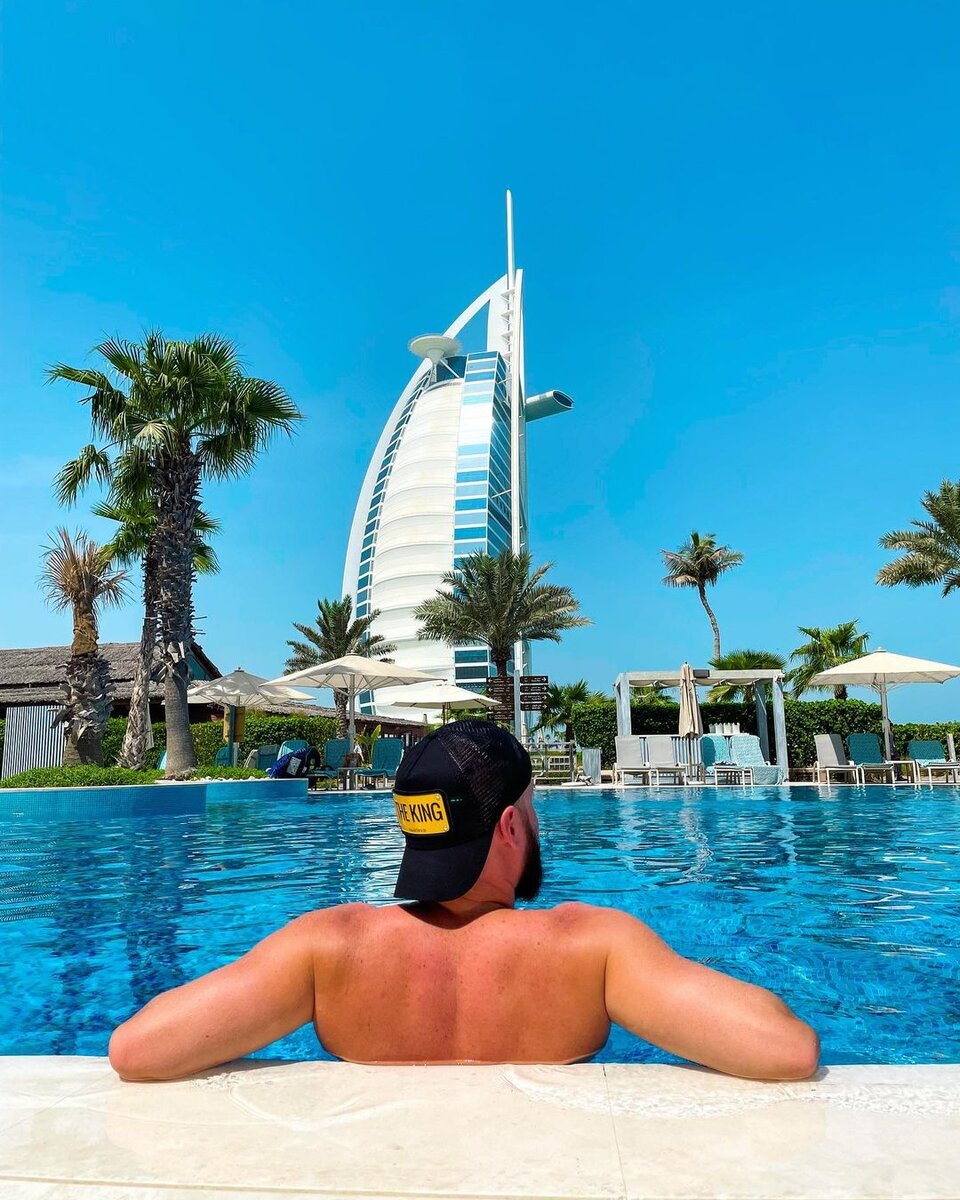 Это кстати один из инвесторов, всё началось благодаря ему.☝