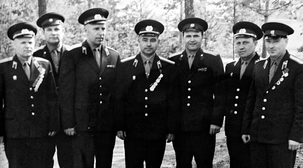 Здесь наши ветераны-фронтовики все ещё живы! Фото начала 70-ых из личного архива автора.