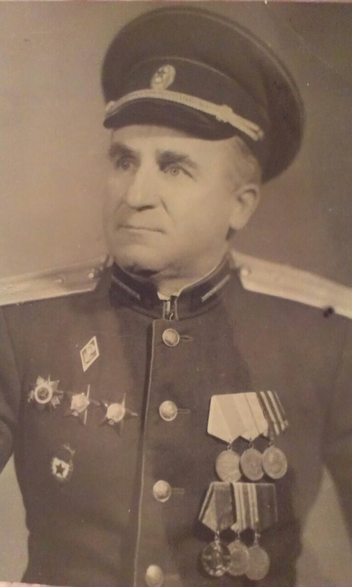 Мой дед, Александр Ефремович, гвардии лейтенант медслужбы, прошел всю войну. Участвовал в обороне Ленинграда. Потом громил Японскую армию в ходе Маньчжурской операции. Дед всю войну прошел лейтенантом, А это уже послевоенное фото — он служил до 1956 года и тогда уже стал майором. 