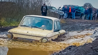 Слабонервным не смотреть! Мужик на ЗАПОРОЖЦЕ УДИВИЛ внедорожники на бездорожье!