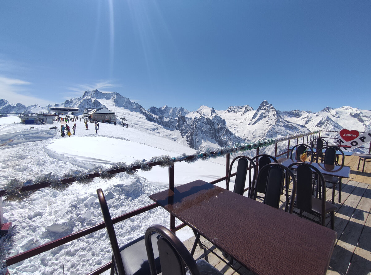 Такой вид открывается с  открытой веранды