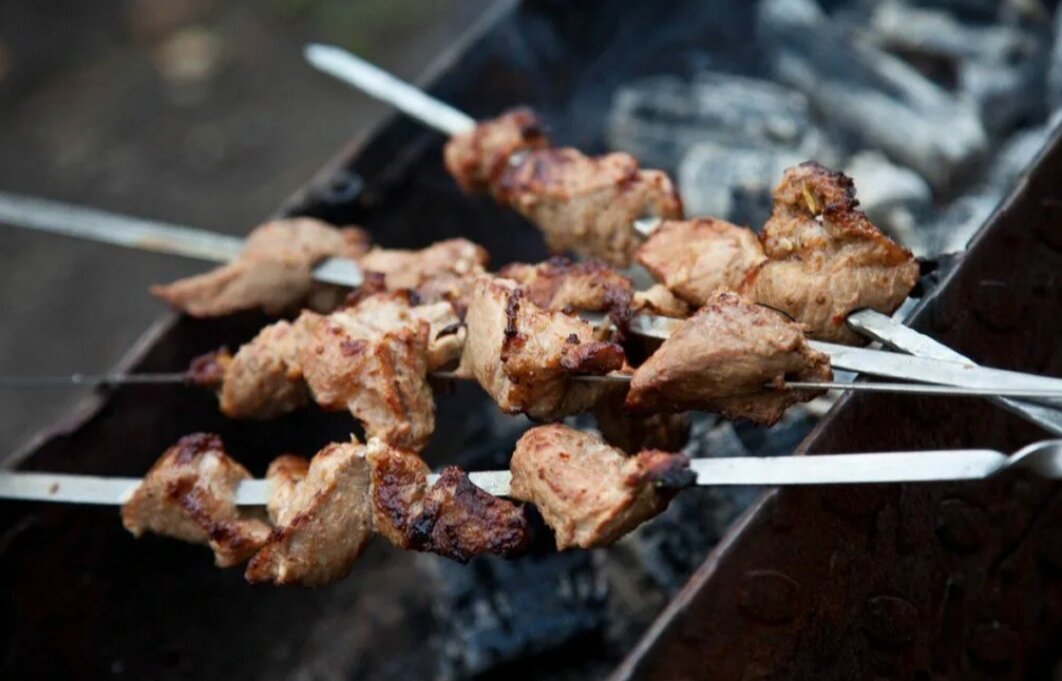 Шашлык жарится крупным планом 