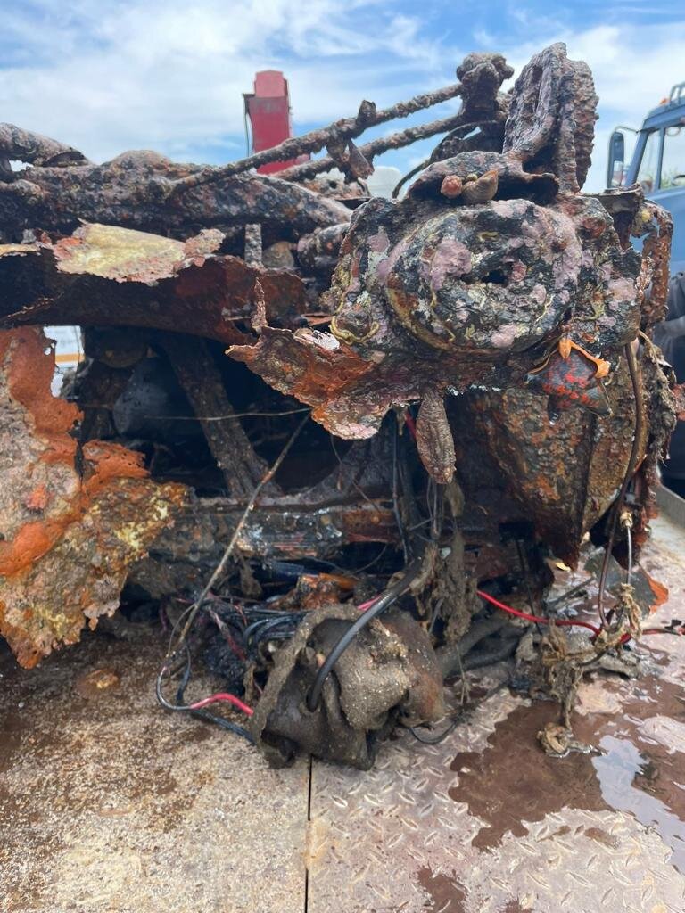 Из собранного металла и создадут скульптуру уссурийского тигра — как напоминание о важности морской экологии. А заодно таким образом объединят сразу два символа Приморского края — море и тигра.  

«Владивосток пошел дальше обычного девиза «оставляй после себя чистоту» и превратил процесс поднятия металла со дна моря в зрелищное и значимое событие. Планируется, что его результатом станет изготовление скульптуры тигра ко II Международному форуму по сохранению тигра, который пройдет во Владивостоке 5 сентября 2022 года, в стартовый день Восточного экономического форума», — отметил директор ВЭФ Игорь Павлов.

Проект реализуется при поддержке правительства Приморского края, администрации города Владивостока, дирекции общественных пространств Владивостока, Владивостокского морского торгового порта, Фонда Росконгресс и Центра «Амурский тигр». Подробнее по ссылке: https://roscongress.org/news/vo-vladivostoke-v-ramkah-ekologicheskoj-aktsii-budet-sozdan-art-obekt-ko-ii-mezhdunarodnomu-forumu-p/