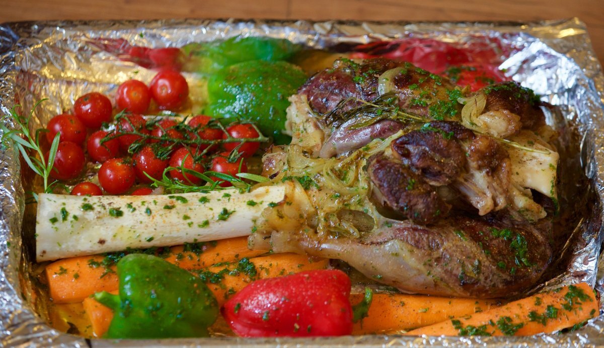 Если вы владеете секретом запекания мяса в фольге, то создание вкусных, полезных и разнообразных блюд отнимает куда меньше сил и времени.