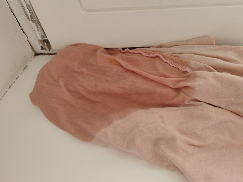 Во время дождя вода стекала на подоконник с окна.