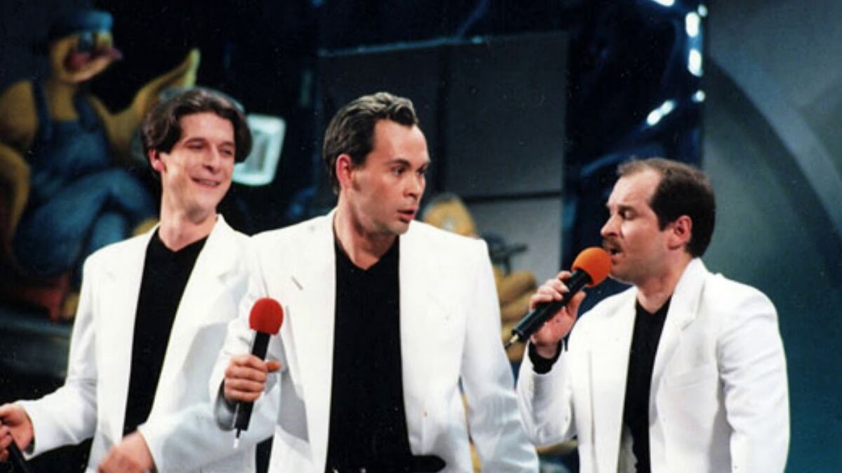 Харьковские квнщики авиационного института принесли высокоинтеллектуальный юмор в игру. Андрей Чивурин - старший лейтенант ВВС, редактор программы КВН на протяжении 17 лет, "Санитар юмора"