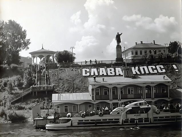Пристань на берегу реки Волги в городе Кинешме