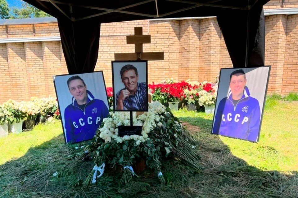     Могила солиста группы "Ласковый май" стала местом паломничества поклонников  СОЦСЕТИ