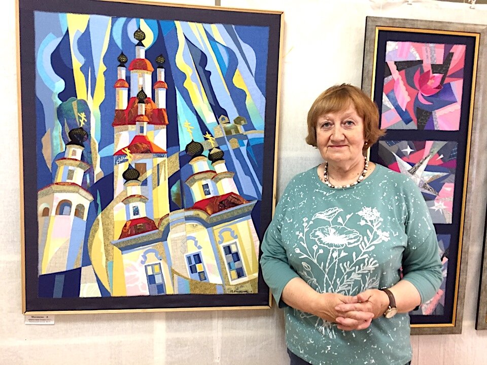 Валентина Максимова у своих работ