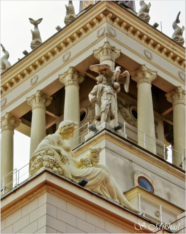 Скульптуры здания порта. Фото из интернета