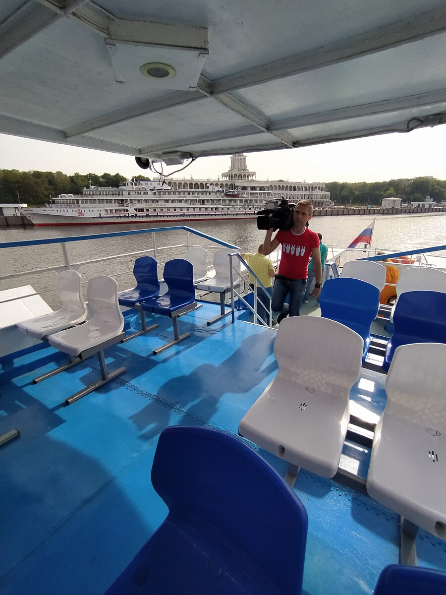 Всем добрый вечер! А вот кадр из поездки на речном трамвайчике, где все произошло)).