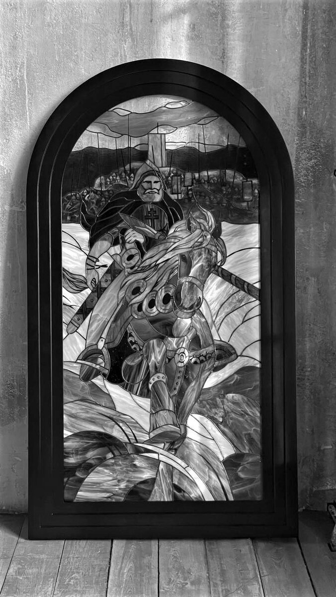 В главном храме ВС РФ освятили витраж из осколков стекол из Мариуполя