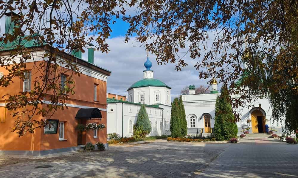 Свято-Троицкий мужской монастырь. Рязань. Во дворе монастыря с видом на Троицкий собор. Фото: Игорь Мартынов / Сетевое издание "Отечество и вера".