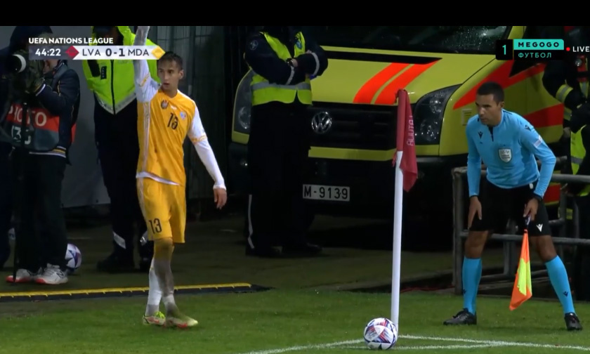 Михаил Каймаков перед подачей углового на 45-й минуте матча