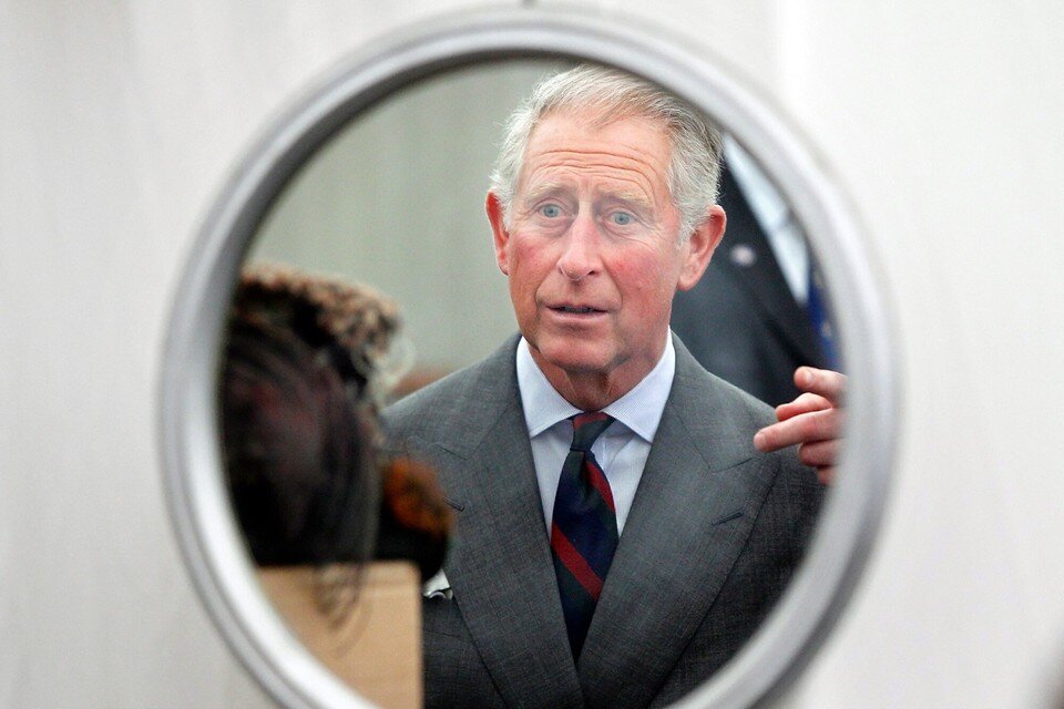     Стилисты и дизайнеры часто спорят о вкусах британского монарха  EAST NEWS