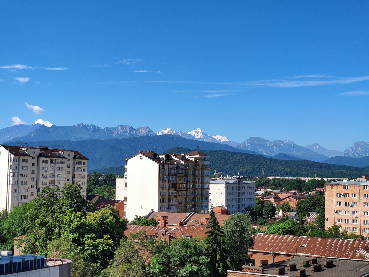 Вид на Большой Кавказский хребет из гостиницы Владикавказ
