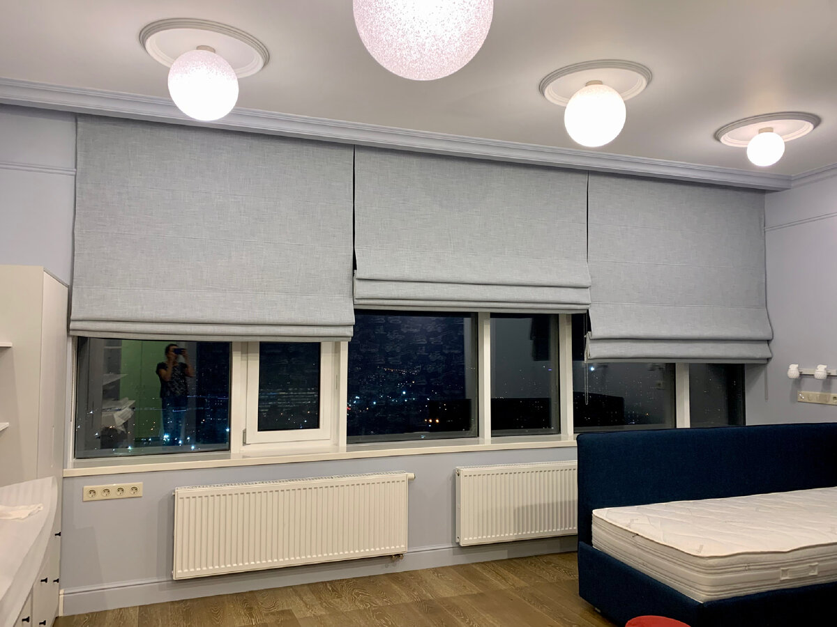 Система римских штор из трёх карнизов. Шторы на подкладке DIMOUT Москва. Воронцовские пруды 2021 год 