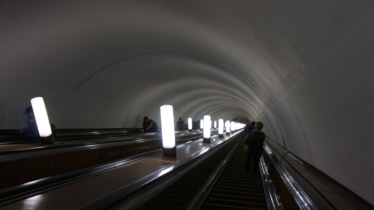 На эскалаторе когда-то были рекламные щиты. Сейчас их снова нет, как в моем детстве