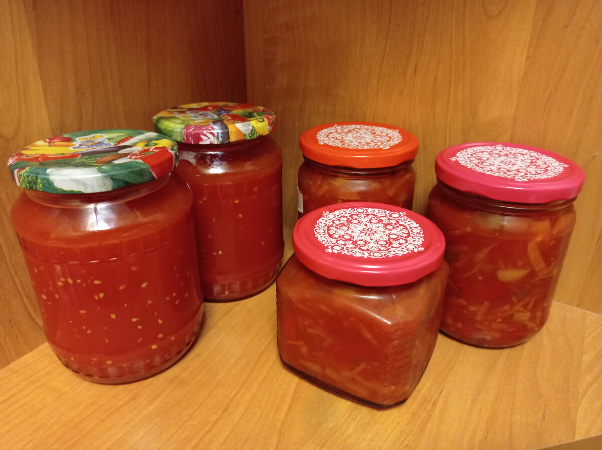 Это баночки с томатным соком и лечо, зимой только успеваю их открывать, поэтому сейчас стараюсь сделать таких заготовок побольше