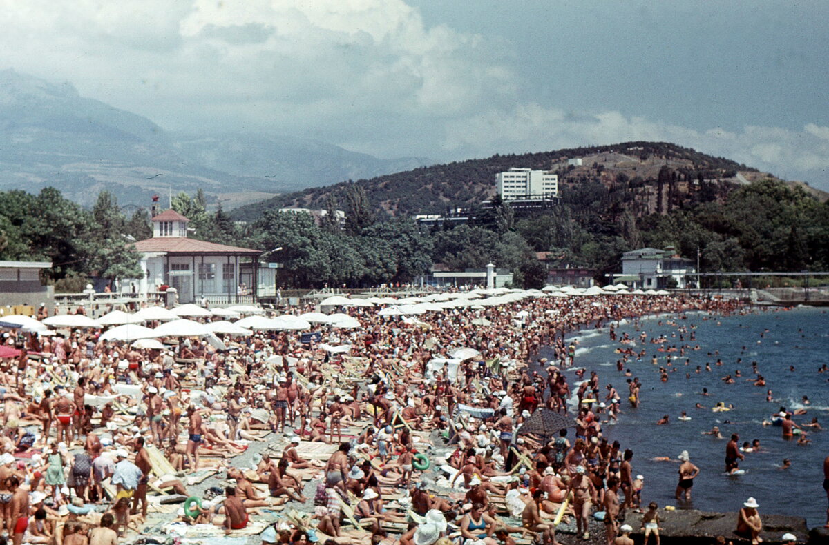 8 фотографий города Алушта при СССР и сейчас, сделанные с одной точки. Как  изменился один из главных курортов Крыма? | Путешествия и всего по  чуть-чуть | Дзен