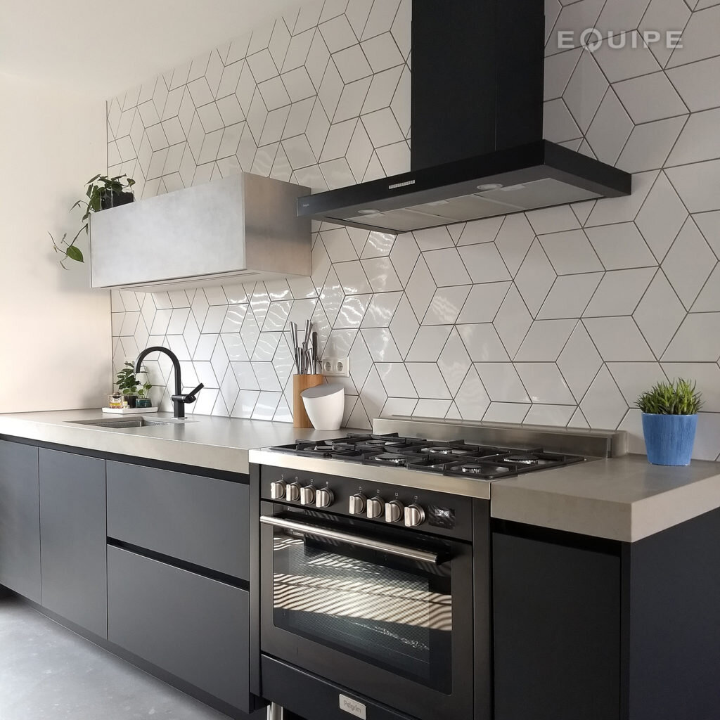 Дизайн светлой кухни с фартуком из белой плитки