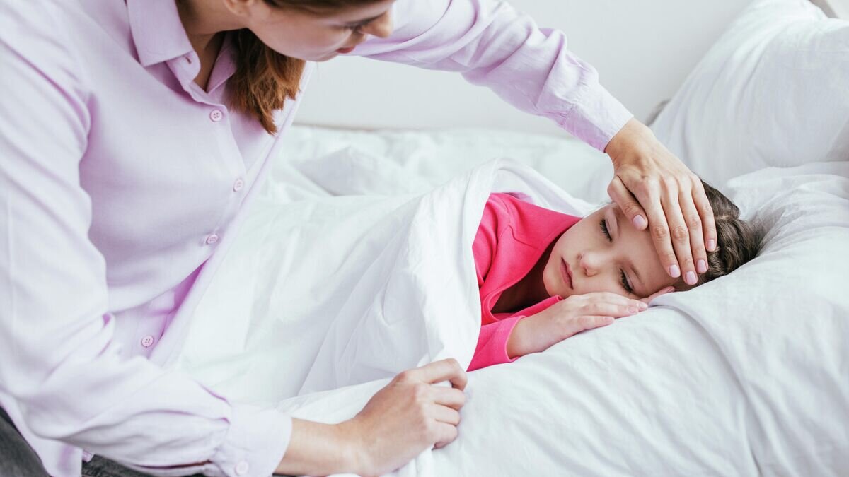    Женщина ухаживает за больным ребенком © Depositphotos / IgorVetushko