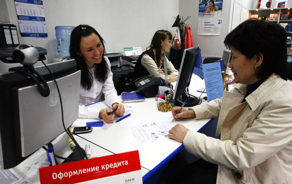 Зачем банки иногда выдают кредит безнадёжным клиентам и продолжают ...