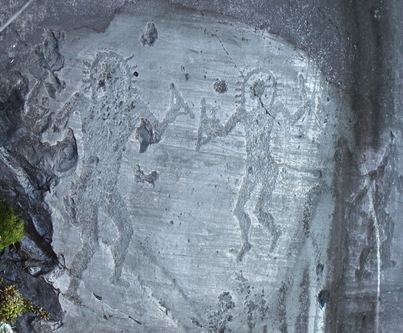 Наскальная живопись из Валь-Камоники (Италия, около 10 тысяч лет до нашей эры). По научным представлениям — ритуальное изображение богов или мифических существ. 