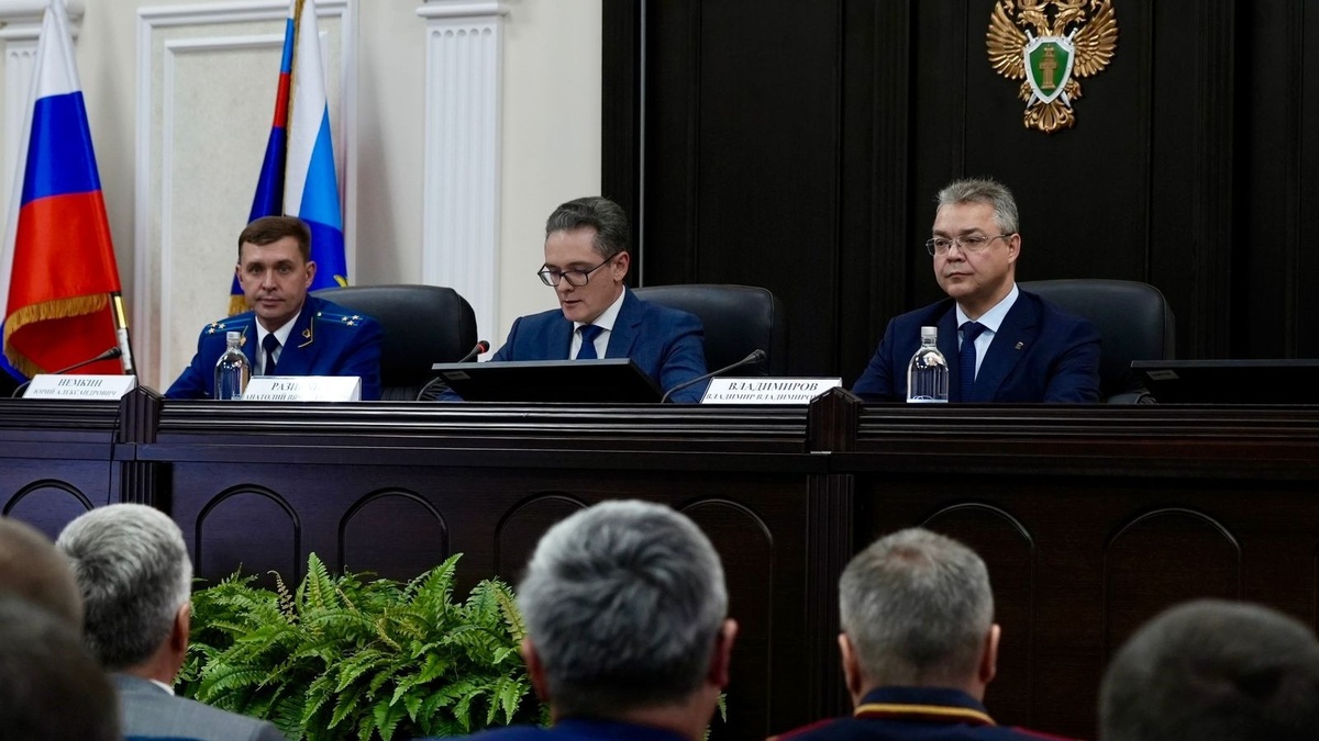     В Ставропольском крае представили сотрудникам прокуратуры нового руководителя Юрия Немкина, сообщили в ведомстве.