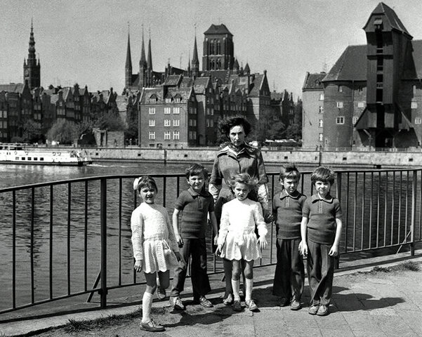 Мама и дети в историческом центре Гданьска. Фото 1978 г. из открытых источников