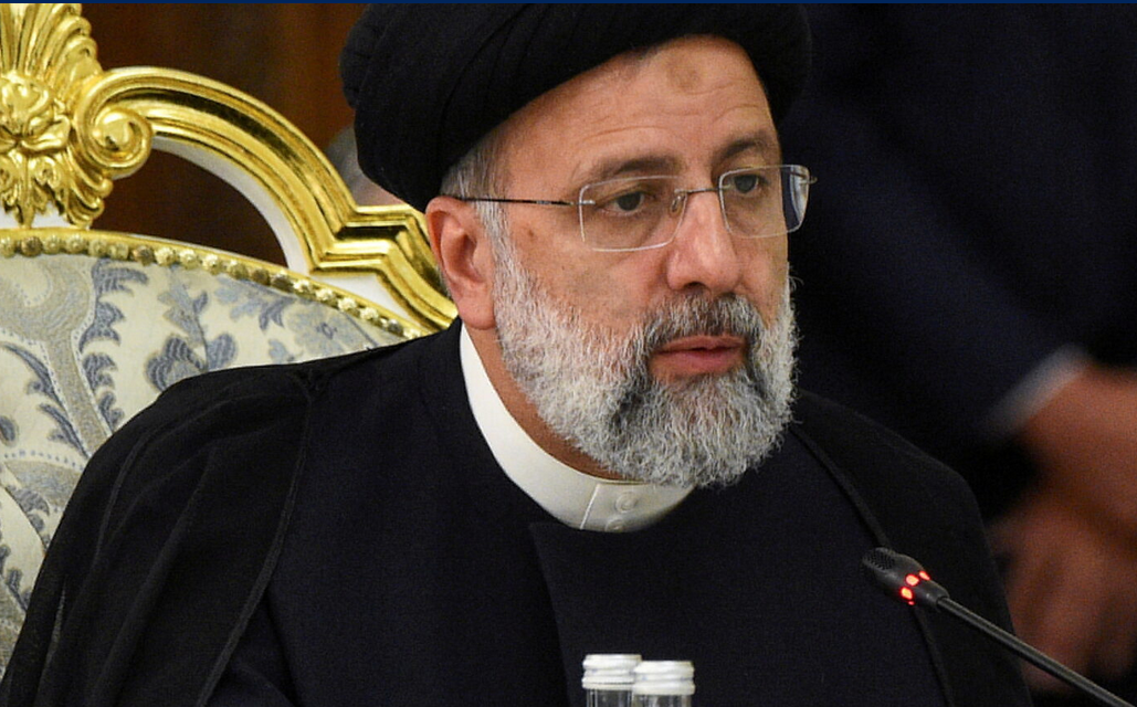 Президент Ирана Эбрагим Раиси выступает с речью на саммите Шанхайской организации сотрудничества (ШОС) в Душанбе, Таджикистан, 17 сентября 2021 года. REUTERS/Дидор Садуллоев/File Photo 