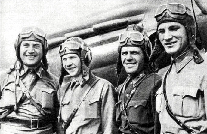 Группа летчиков 7-го ИАП: Кирилл Никитович Мурга, Алексей Иванович Никитин, Иван Иванович Овчаренко, Алексей Васильевич Петрин