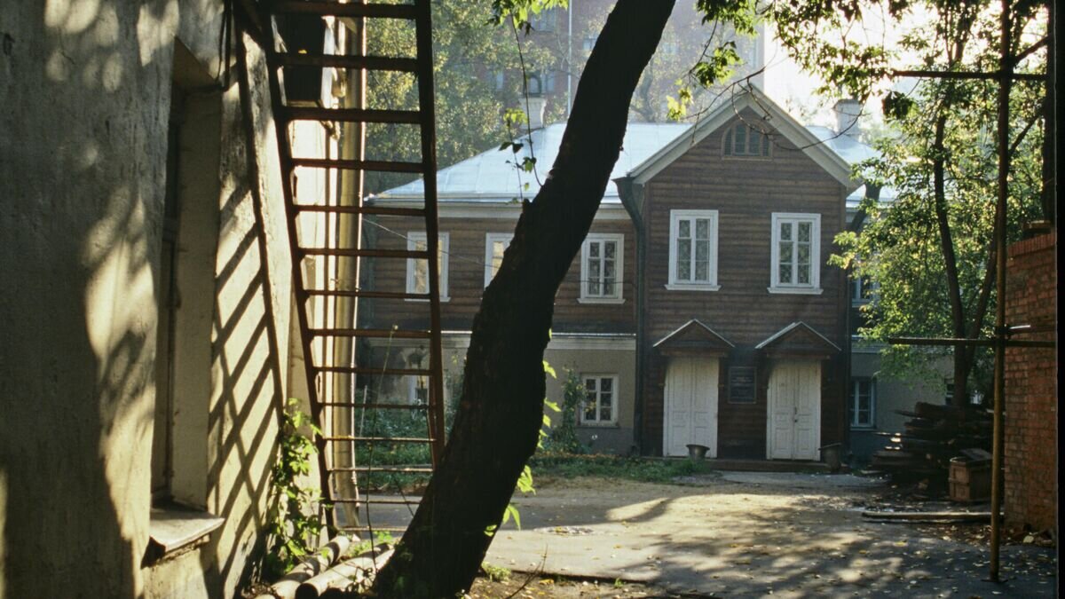    Здание Дома-музея Александра Николаевича Островского (на дальнем плане) на улице Малая Ордынка.© РИА Новости / Валерий Шустов